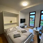 Apartment Kuestengold Ruhig, Familenfreundlich, Mit Terrasse Und Gem Garten Im Eg *