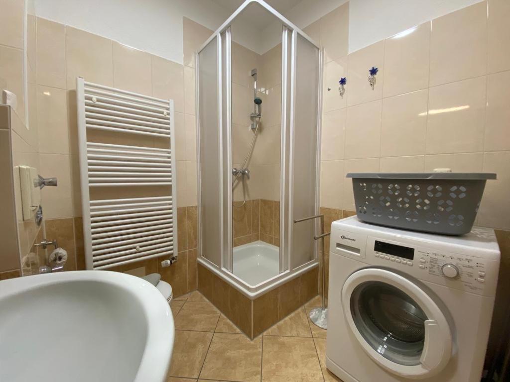 Kuestengold Ruhig, Familenfreundlich, Mit Terrasse Und Gem Garten Im Eg Apartment